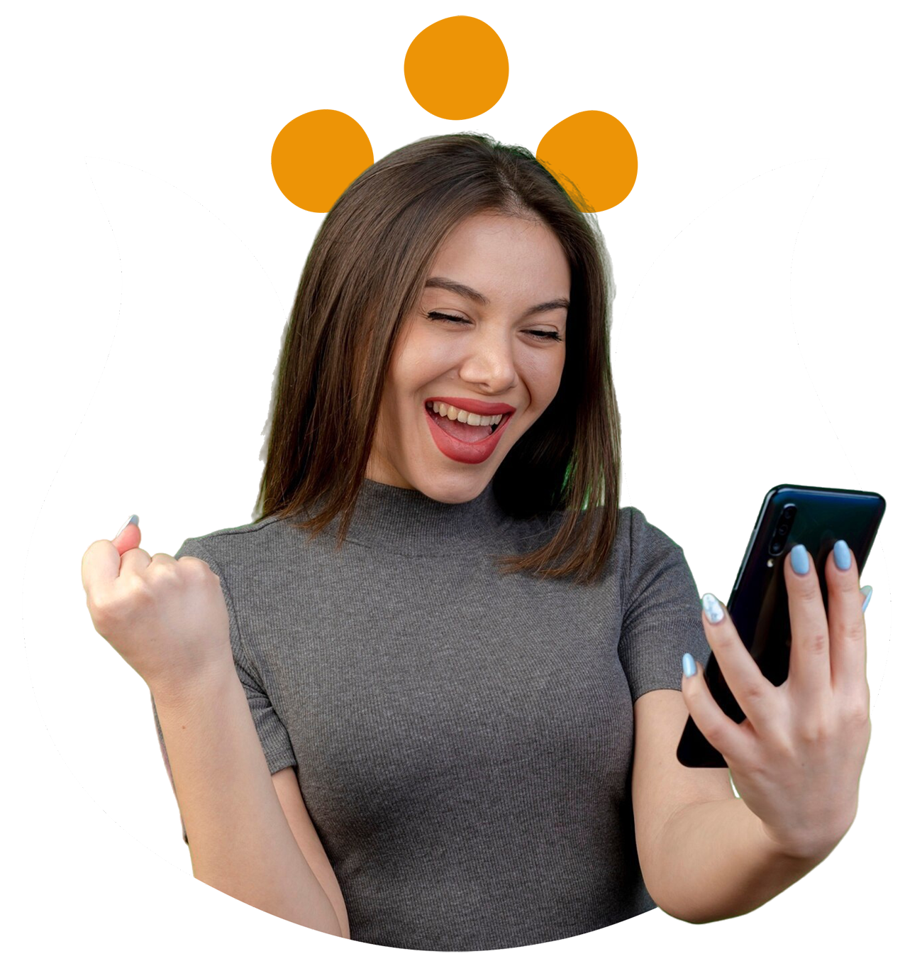 Mulher sorrindo, olhando para o celular, transmitindo entusiasmo e felicidade